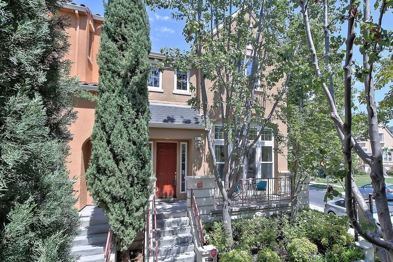 3 bed, 2.5 bath, 1894 sqft, $5,500 — Photo 1