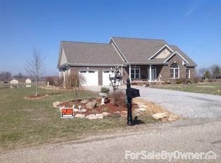 925 N 2nd St, Albion, IL 62806