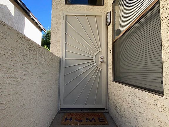 3rd image of 1535 N Horne Unit 8