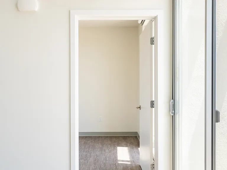 2828 Broadway — Photo 40