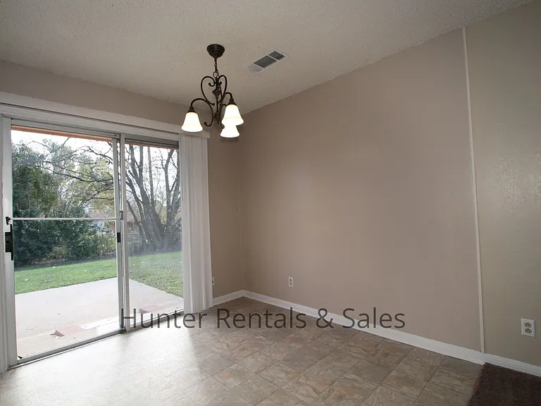 2810 Lawndale St — Photo 11