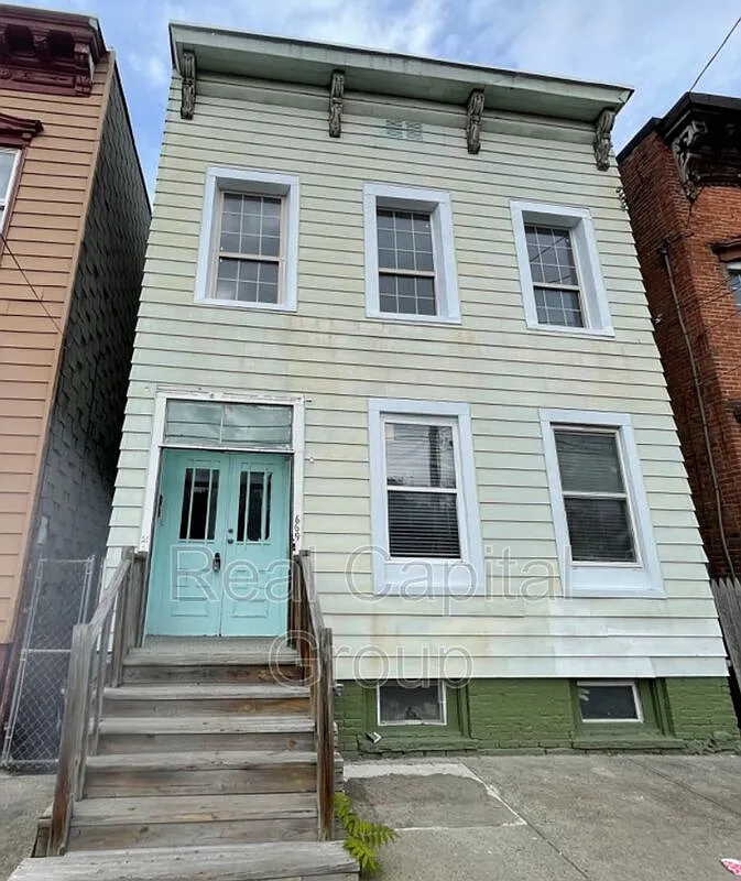 2 bed, 1.0 bath, $899 — Photo 1