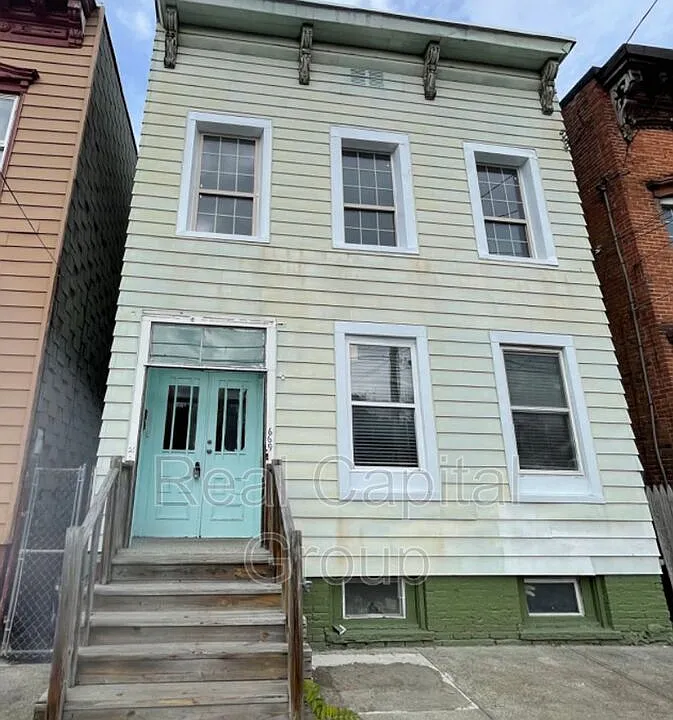 669 Clinton Ave #1