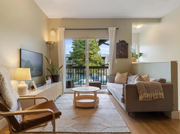 4458 Albert St #210, Burnaby, BC V5C 2G2
