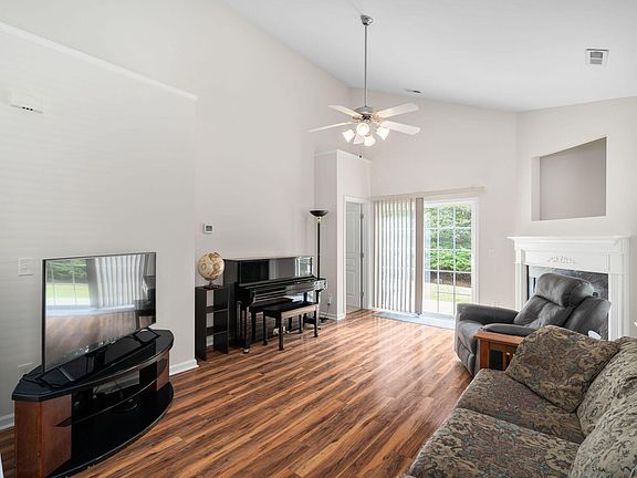 5th image of 421 Hamlet Park Dr