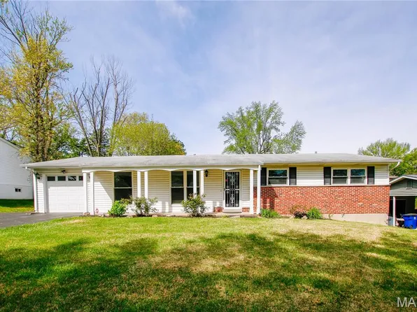 1315 Jeanne Hills Dr, Saint Louis, MO 63146