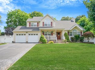 37 Deer Ln, East Setauket, NY 11733