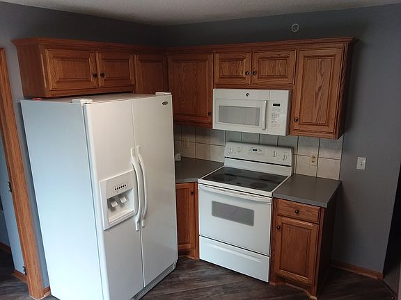 5th image of 620 E 1st St