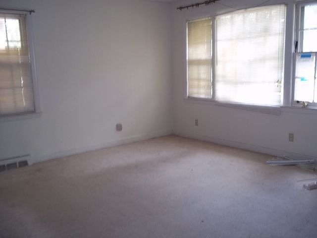 2nd image of 833 Adden St