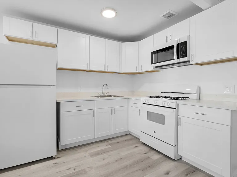 Country Club Apartments — Photo 19