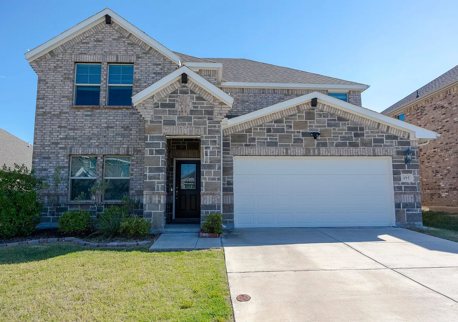 Beautiful two-story home built in 2021, offering 4 bedrooms, 3.5 bathrooms — Photo 2