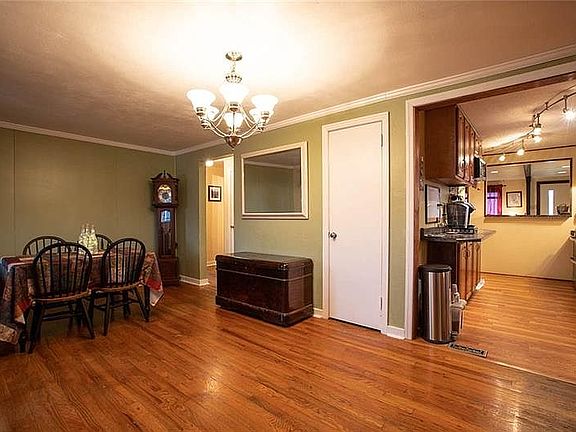 Entry/Dining Area