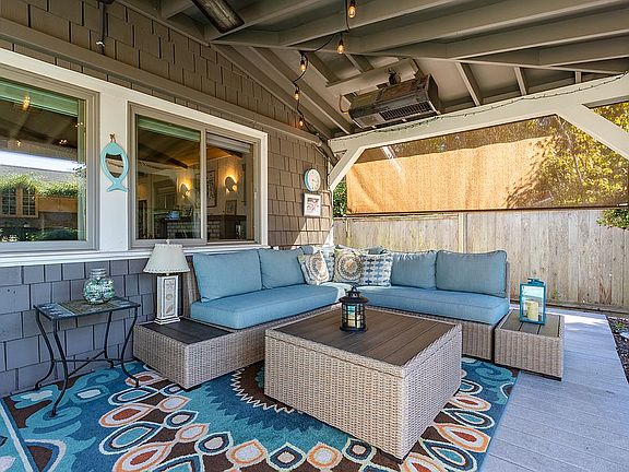 Covered front porch w/heater