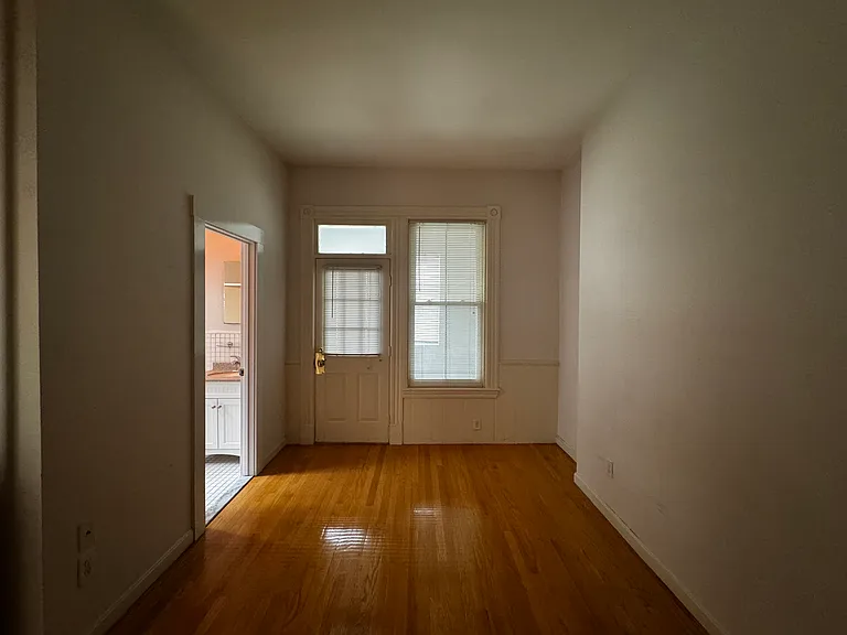 Laurel St — Photo 7