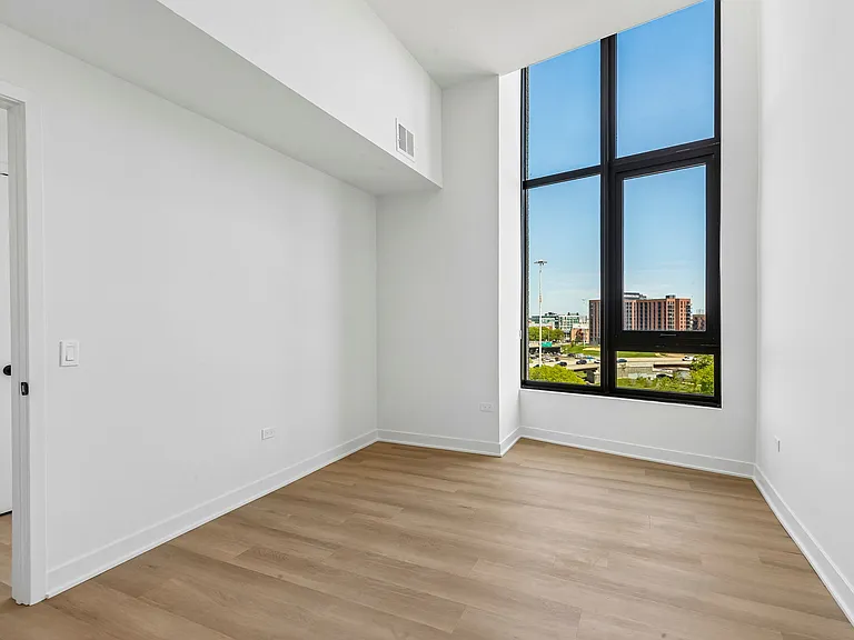 1100-15 W Grand Ave #519 — Photo 35