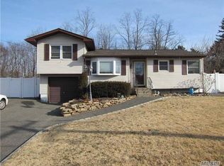 1 Minti Rd, Coram, NY 11727