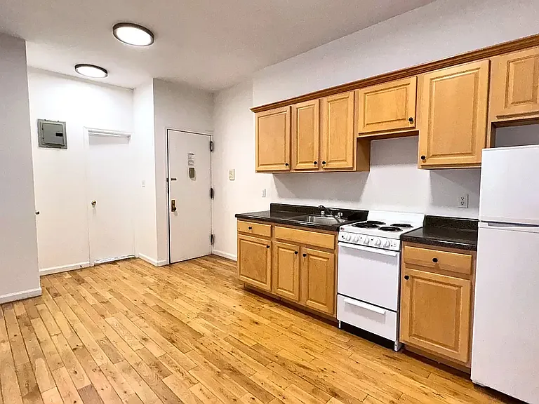206 E 6th St #2 — Photo 6
