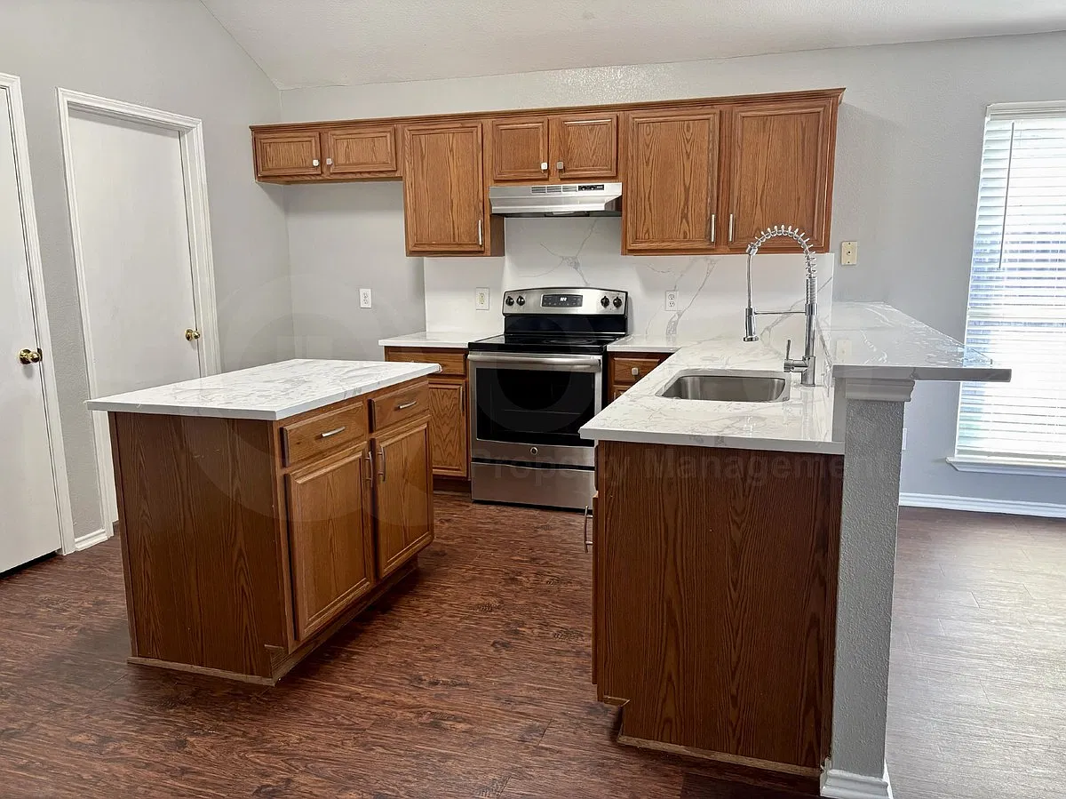 4 bed, 2.0 bath, 1860 sqft, $2,149 — Photo 4