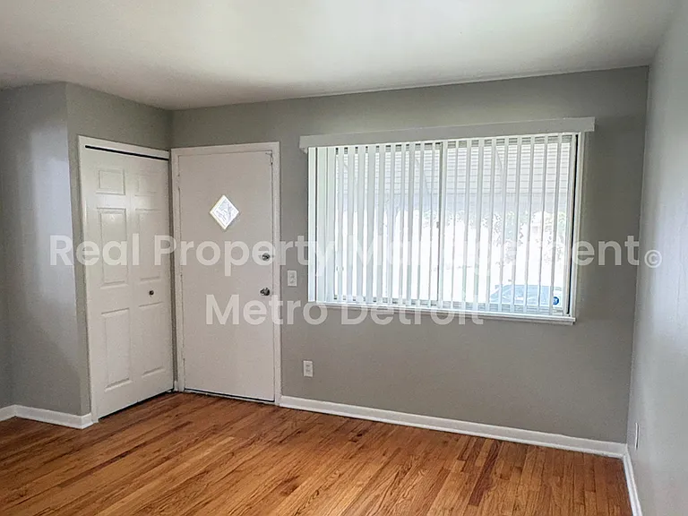 22706 Hillock Ave — Photo 2