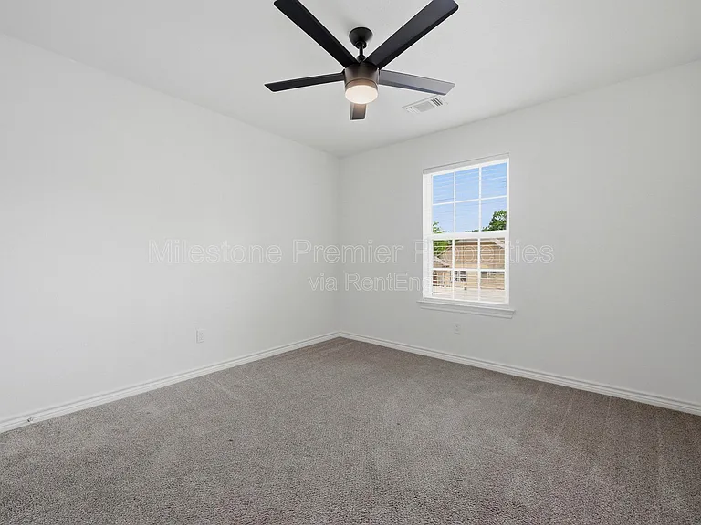 422 E Elm St — Photo 18