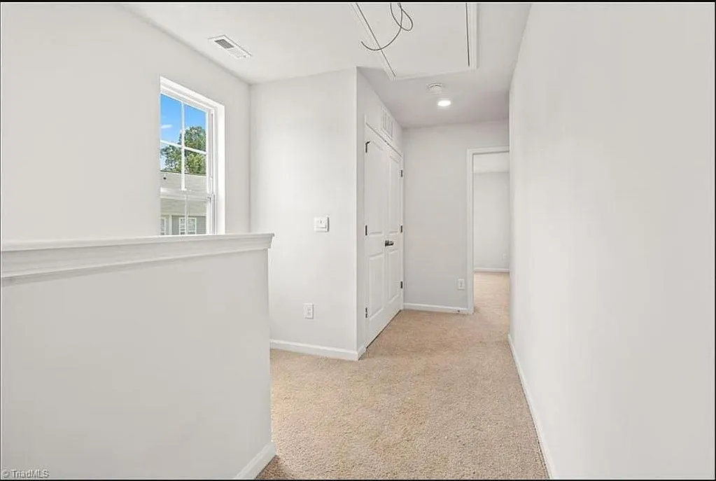 3 bed, 2.5 bath, 1429 sqft, $1,800 — Photo 2