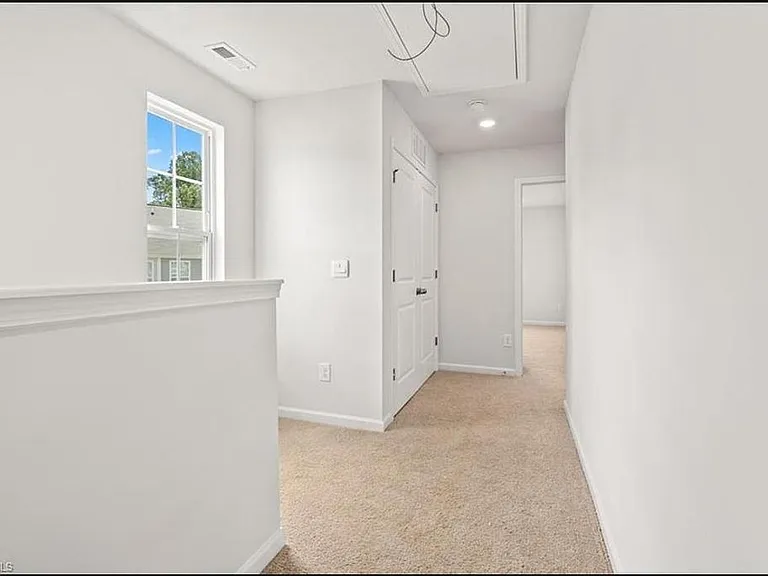 171 Moyer Dr — Photo 2