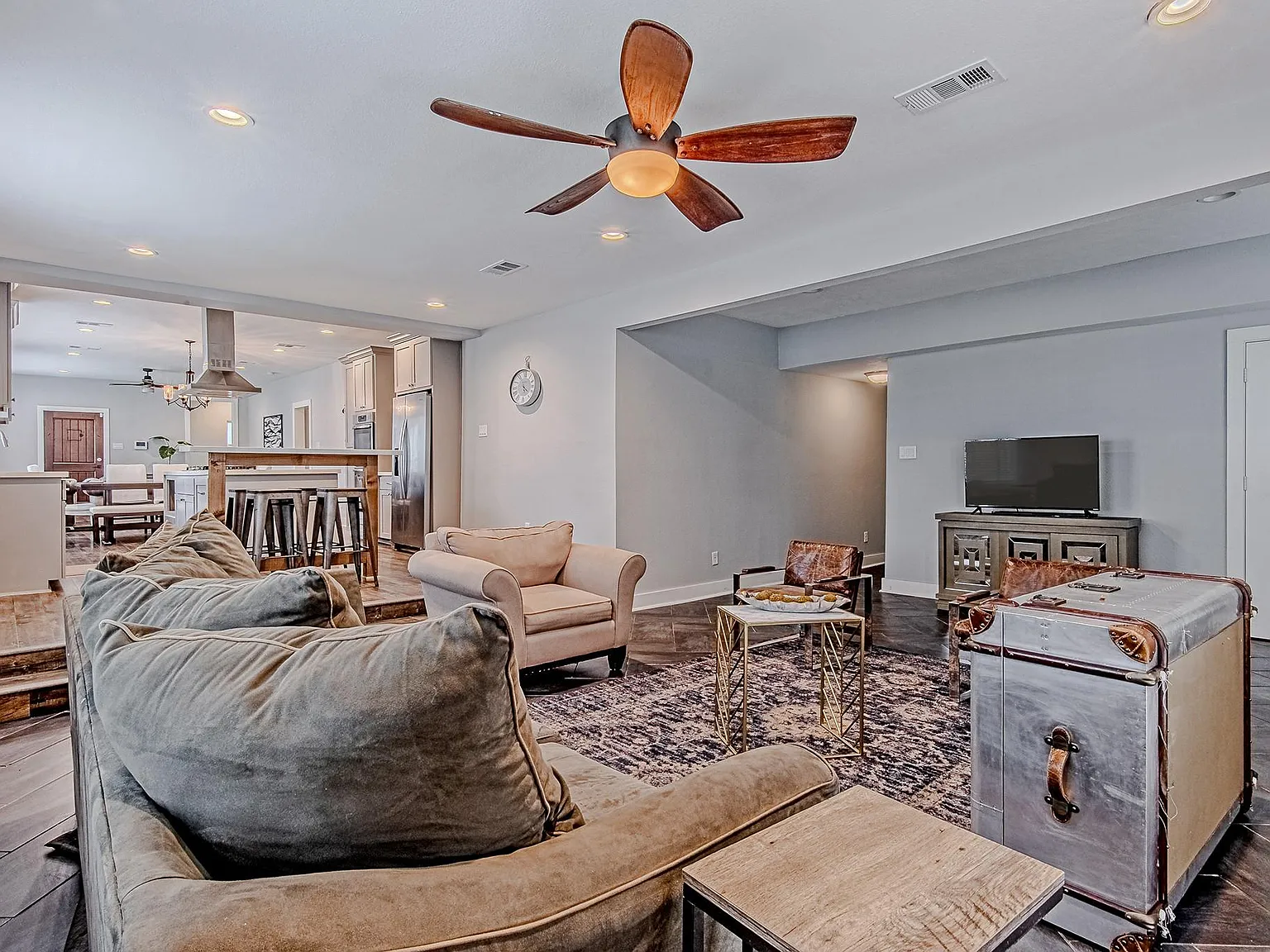 4 bed, 3.5 bath, 3957 sqft, $4,200 — Photo 2