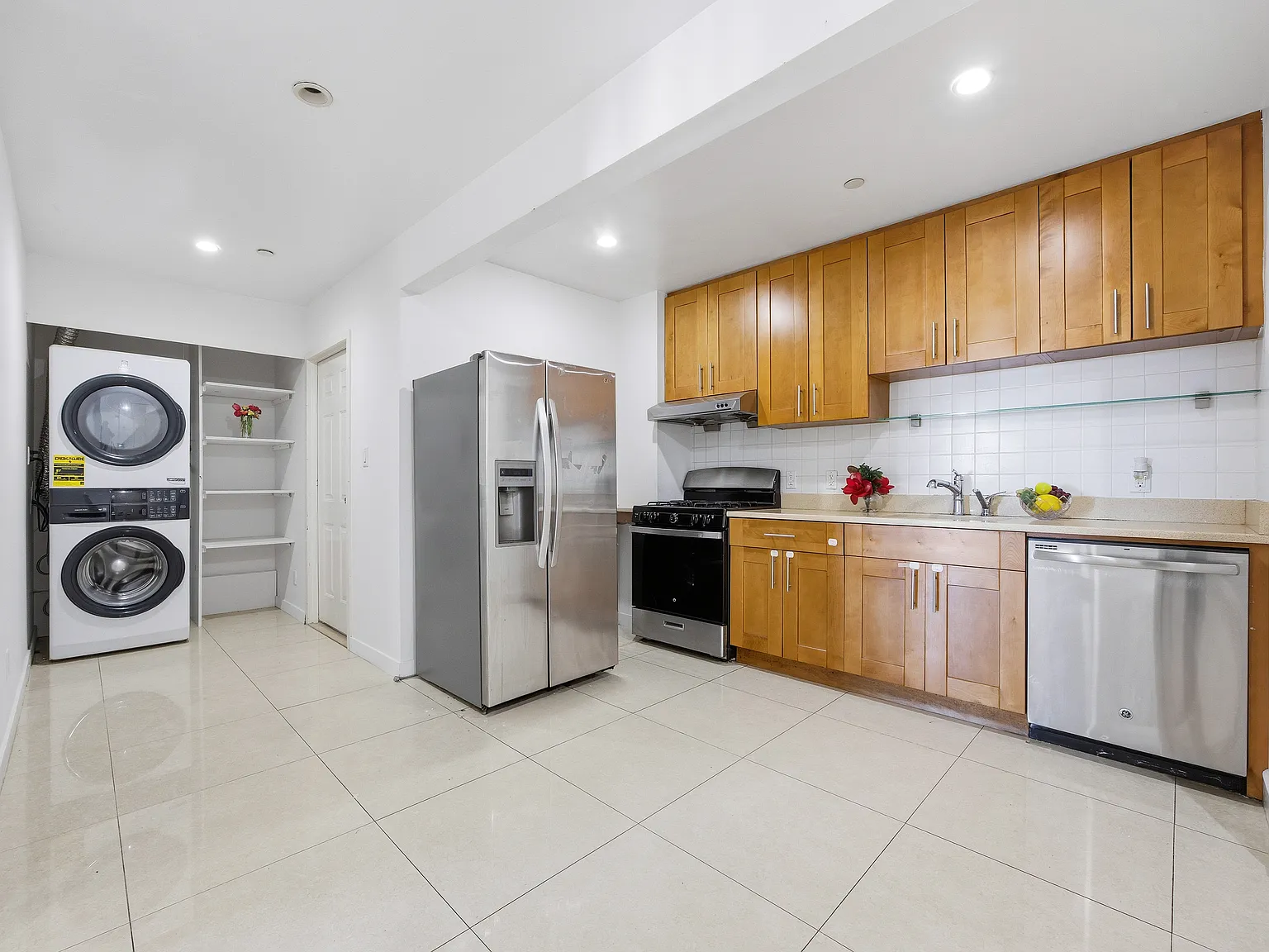 3 bed, 1050 sqft, $3,200 — Photo 3