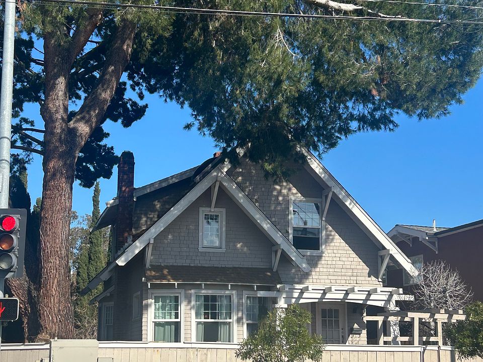 Front of this Duplex home, the unit for rent is the top floor
