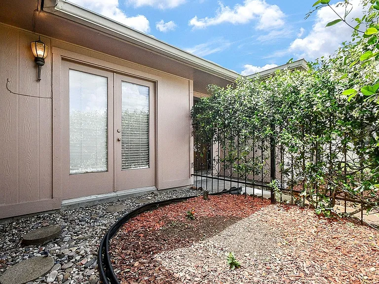 4902 Rainwater Dr — Photo 4