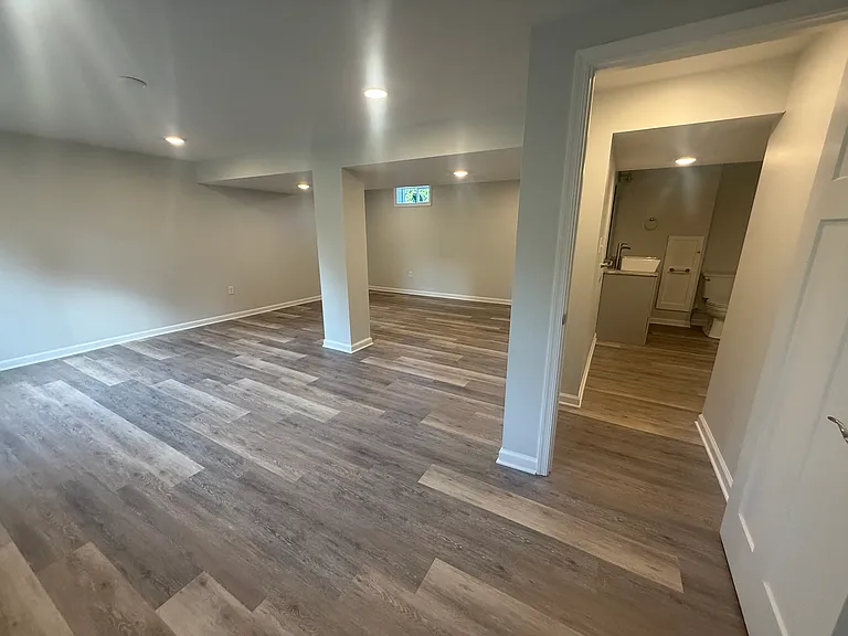 1635 Hawthorne Ln — Photo 8