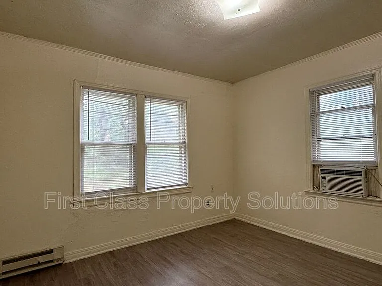 1904 NE 25th St — Photo 12