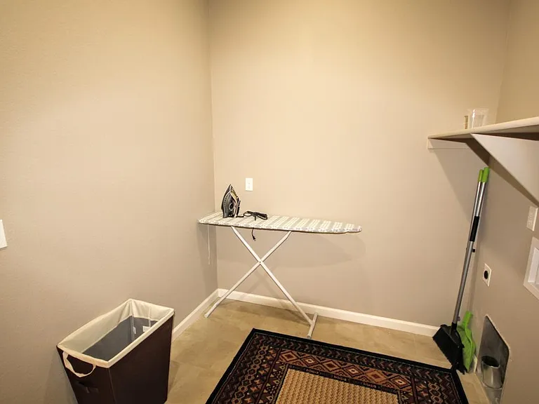 1401 Skyline Dr — Photo 48