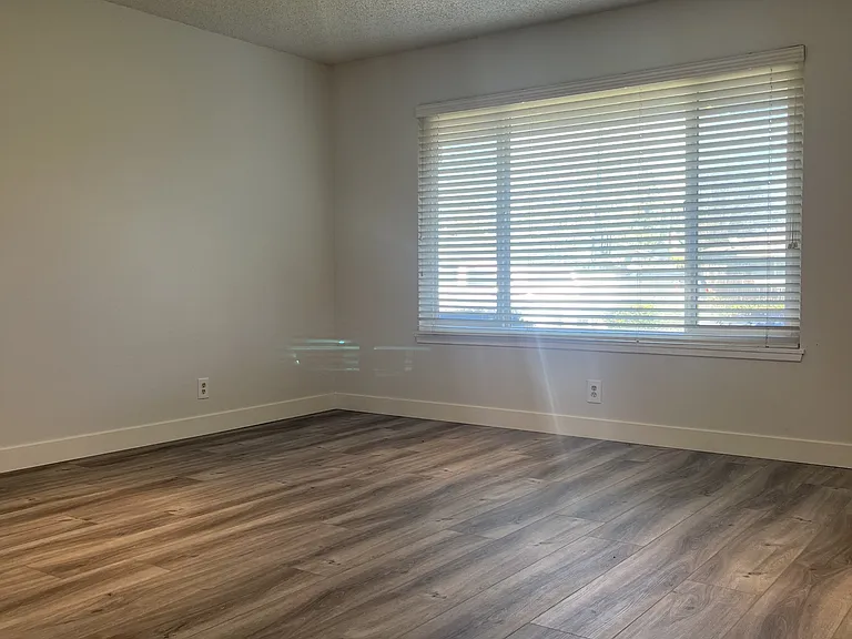 1094 Tara Ct — Photo 4