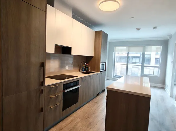 18 Water Walk Dr #302, Markham, ON L3R 6L5