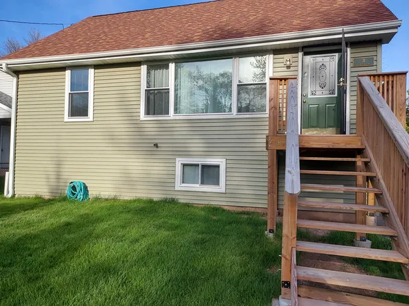 31 S Lake Ave, Fox Lake, IL 60020