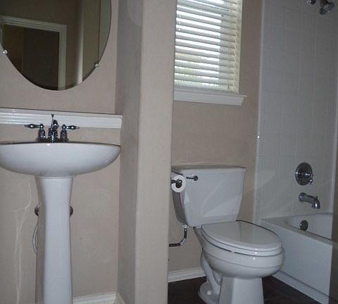 4th image of 728 Rosemount Dr