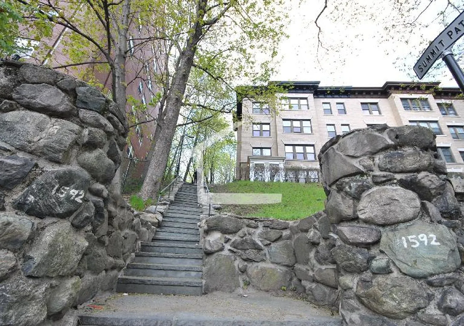 Huge pet friendly 4 bed 2 bath unit in Brookline. — Photo 3