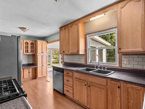 2nd image of 1608 Clarendon Ave