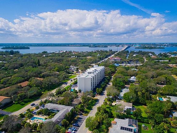 5th image of 935 E Causeway Blvd