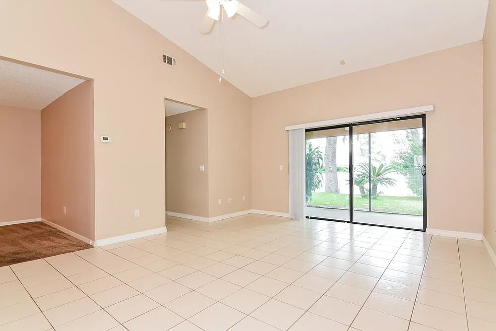 3 bed, 2.0 bath, 1348 sqft, $2,205 — Photo 3