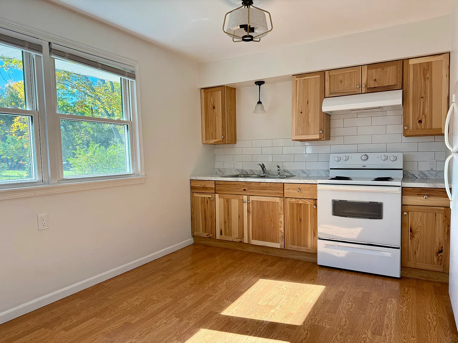 2 bed, 1010 sqft, $1,695 — Photo 2