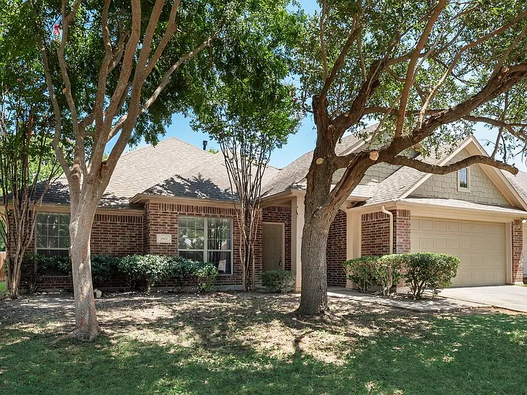 7600 Shasta Dr — Photo 2
