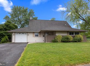 33 Hilltop Rd, Levittown, PA 19056
