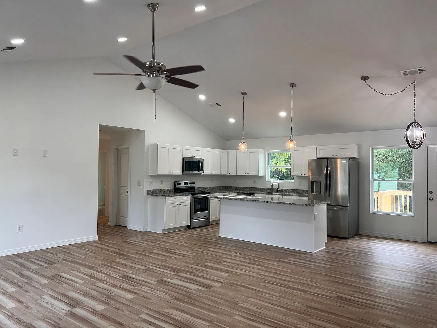 922 Oakwood Lakes Blvd — Photo 2