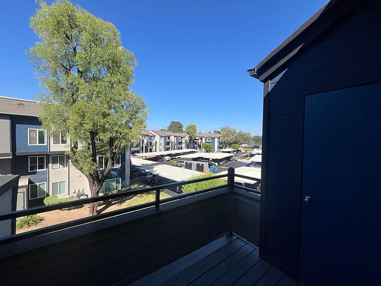 River House Apartments — Photo 40