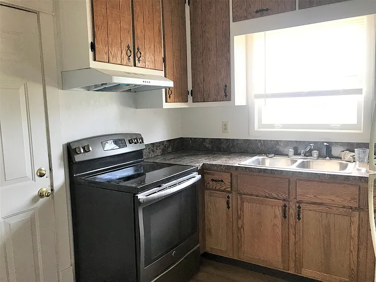 4535 Oak St — Photo 4