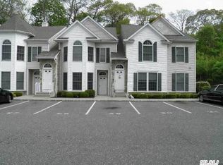 17 Gazebo Ln, Smithtown, NY 11787