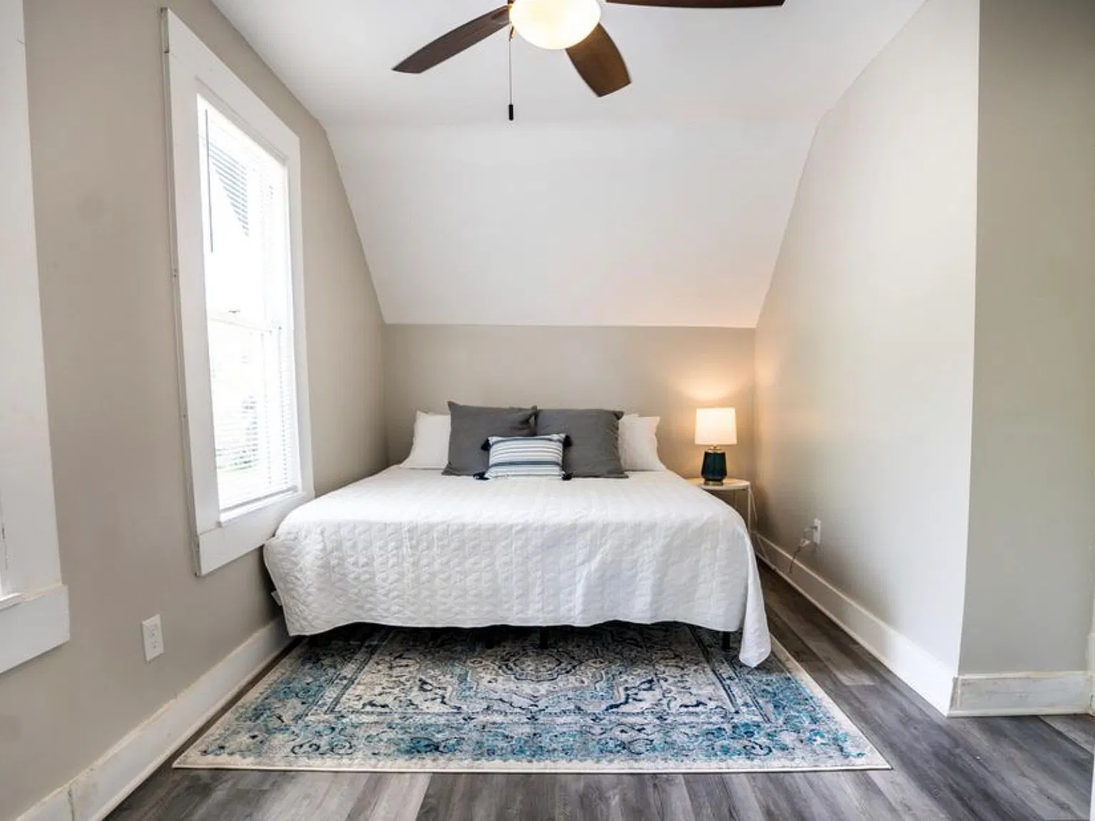 2203 Myra St — Photo 4