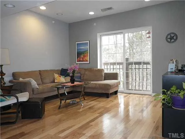 3 bed, 1349 sqft, $1,950 — Photo 3